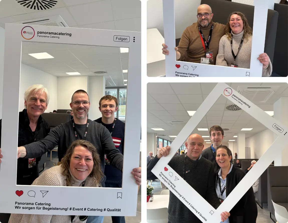 Collage aus drei Fotos in einem hellen Büro- oder Aufenthaltsbereich. Mehrere Personen posieren mit großen, weißen Bilderrahmen im Stil eines Social-Media-Posts von „Panorama Catering“. Auf dem größten Bild links stehen vier Personen hinter dem Rahmen. Rechts oben und rechts unten sind weitere Gruppenfotos mit zwei bzw. drei Personen zu sehen. Auf den Rahmen sind Symbole für „Gefällt mir“, Kommentare und Teilen sowie der Schriftzug „Panorama Catering“ und der Slogan „Wir sorgen für Begeisterung!“ abgebildet.